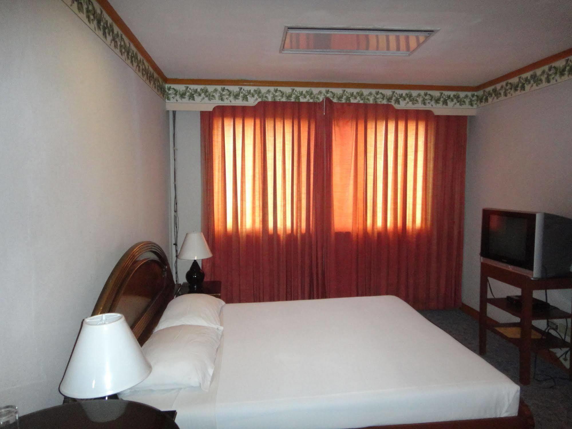 Holiday Plaza Hotel Cebu Ngoại thất bức ảnh